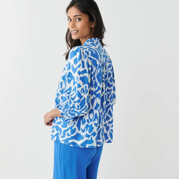 Blouse bicolore col tunisien, manches coudes smockées, bleu / beige