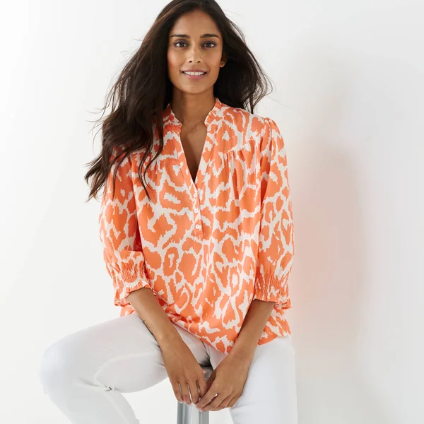 Blouse bicolore col tunisien, manches coudes smockées, corail / beige