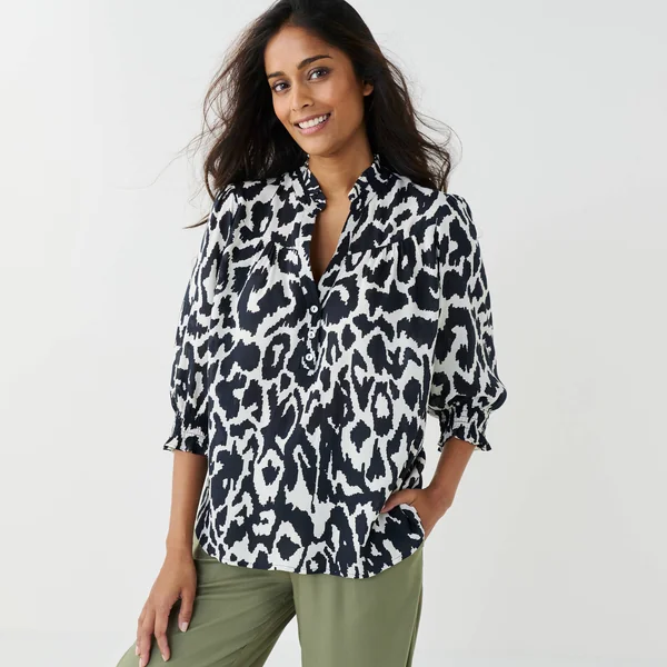 Blouse bicolore col tunisien, manches coudes smockées, noir / beige