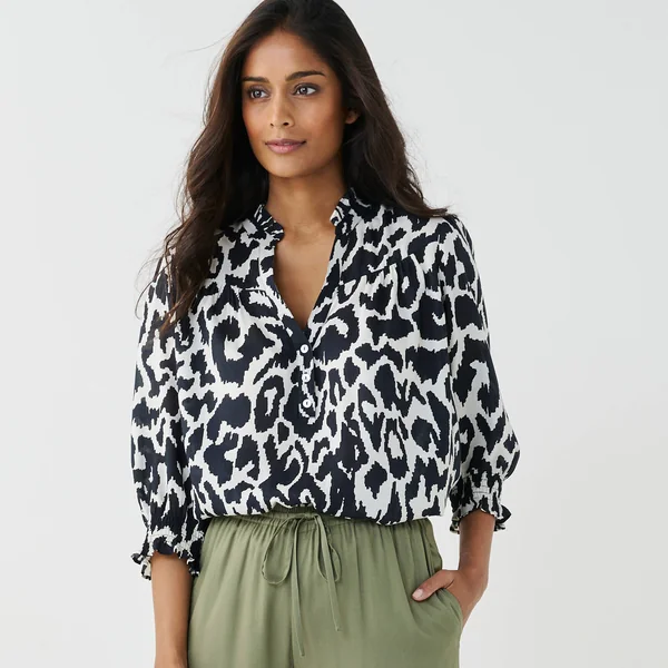 Blouse bicolore col tunisien, manches coudes smockées, noir / beige