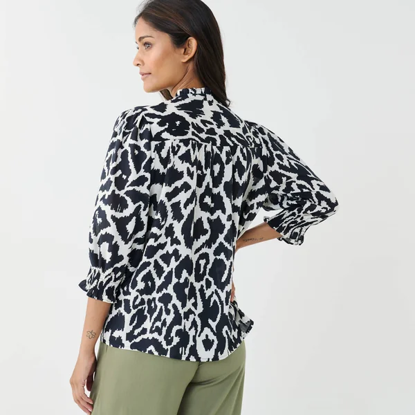 Blouse bicolore col tunisien, manches coudes smockées, noir / beige