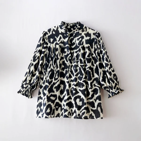 Blouse bicolore col tunisien, manches coudes smockées, noir / beige