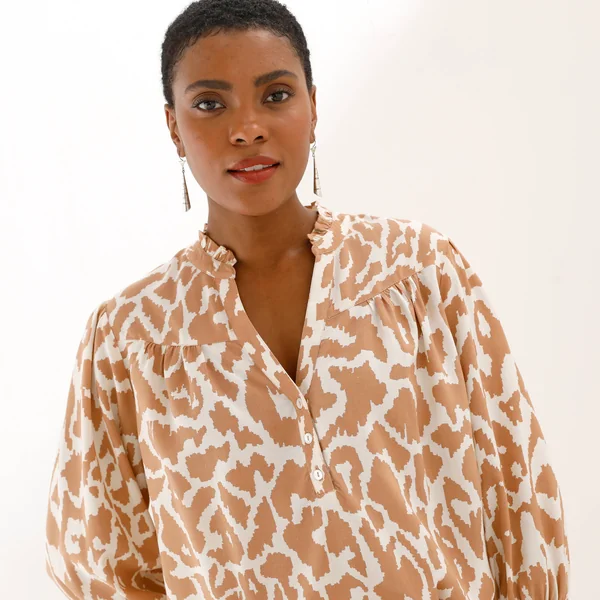 Blouse bicolore col tunisien, manches coudes smockées, noisette / beige