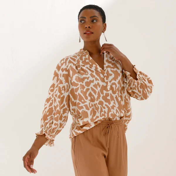 Blouse bicolore col tunisien, manches coudes smockées, noisette / beige