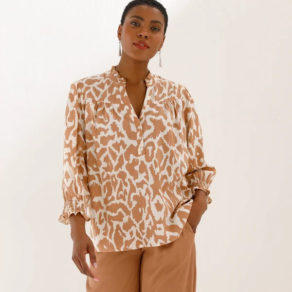 Blouse bicolore col tunisien, manches coudes smockées, noisette / beige