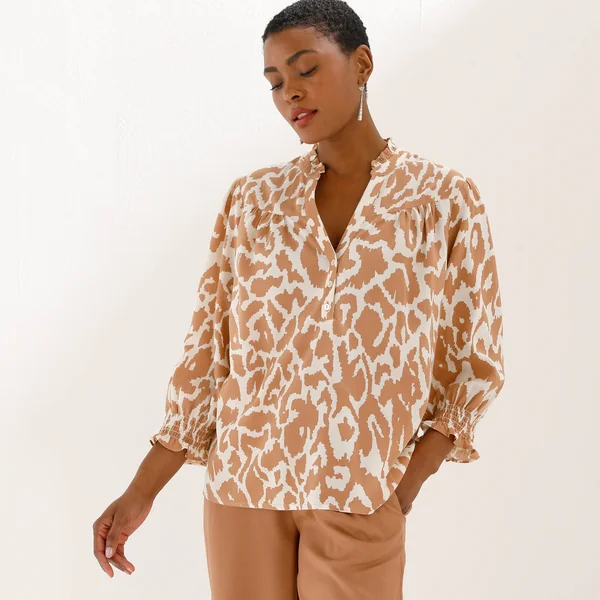 Blouse bicolore col tunisien, manches coudes smockées, noisette / beige