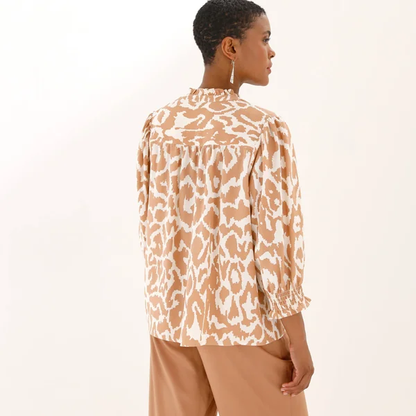 Blouse bicolore col tunisien, manches coudes smockées, noisette / beige