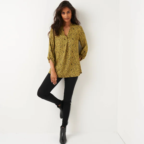 Blouse imprimé graphique col tunisien, crêpe, vert olive / noir