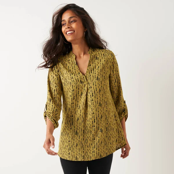 Blouse imprimé graphique col tunisien, crêpe, vert olive / noir
