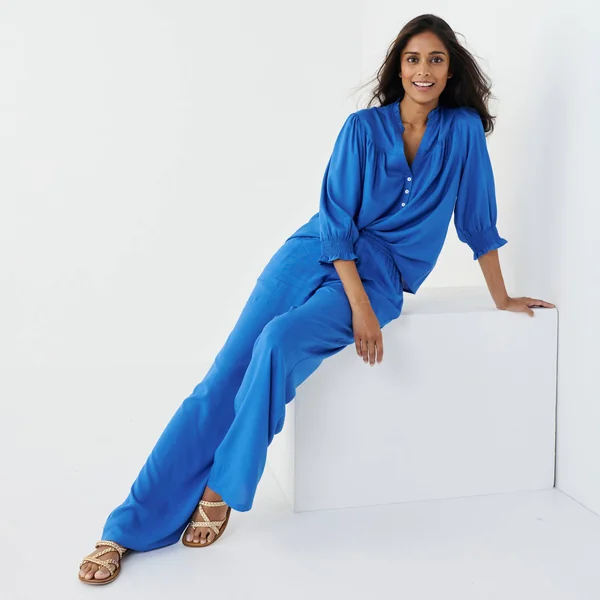 Blouse unie col tunisien, manches coudes smockées, bleu