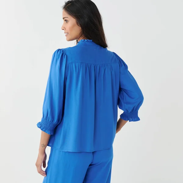 Blouse unie col tunisien, manches coudes smockées, bleu