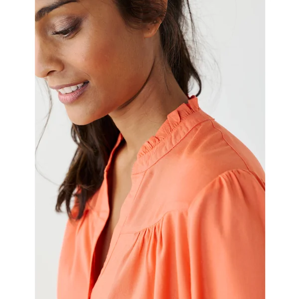 Blouse unie col tunisien, manches coudes smockées, corail