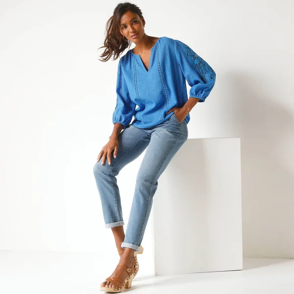 Blouse unie macramé, manches brodées, bleu
