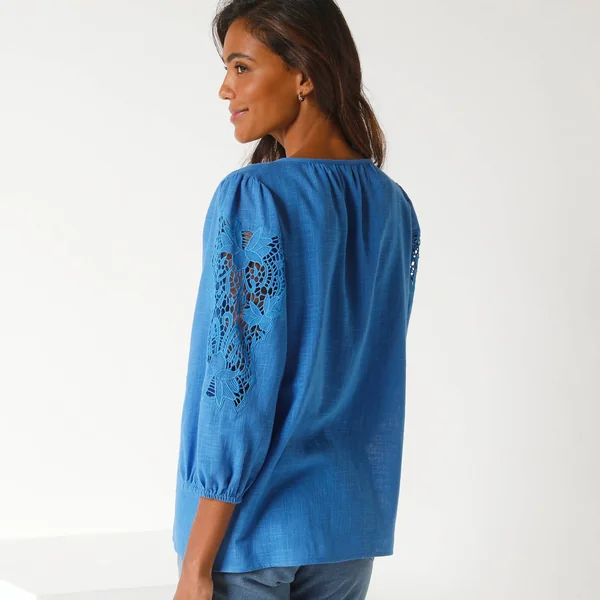Blouse unie macramé, manches brodées, bleu