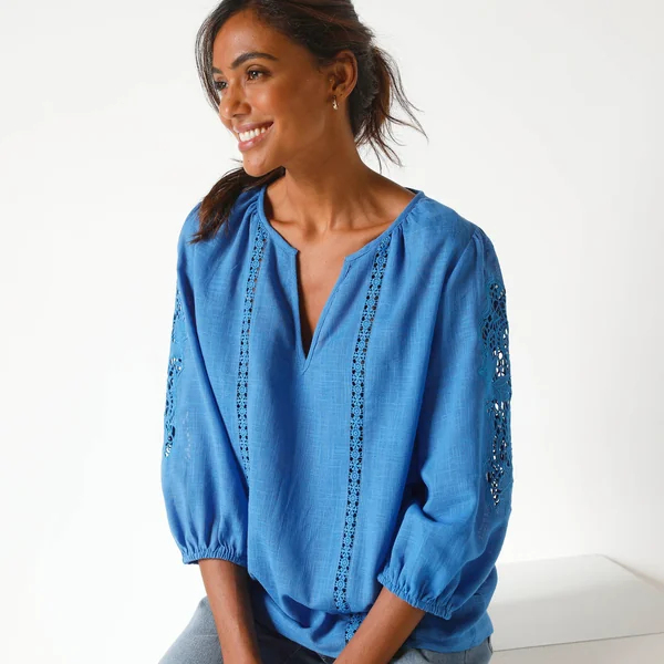 Blouse unie macramé, manches brodées, bleu