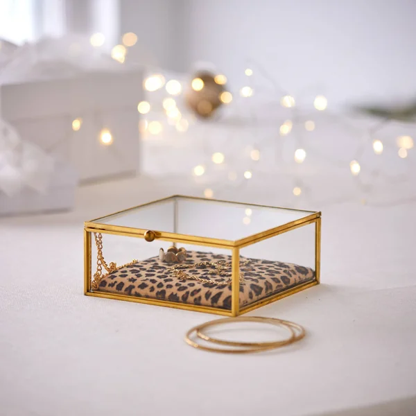 Boîte à bijoux verre et métal, avec coussin léopard, doré