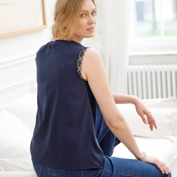 Caraco fluide col V dentelle, crêpe **polyester recyclé, marine
