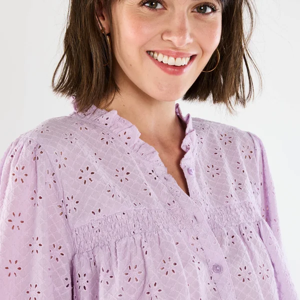Chemisier broderie anglaise, smocks et col volanté, lilas