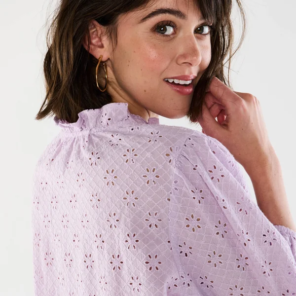 Chemisier broderie anglaise, smocks et col volanté, lilas