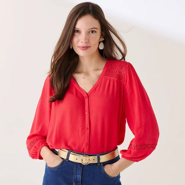 Chemisier col V boutonné, crépon fluide macramé, rouge corail
