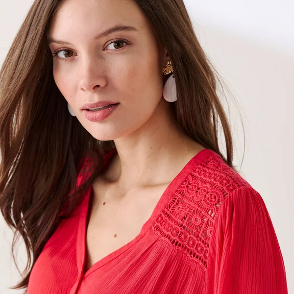 Chemisier col V boutonné, crépon fluide macramé, rouge corail