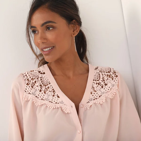 Chemisier empiècement macramé écailles, manches blousantes, rose poudré