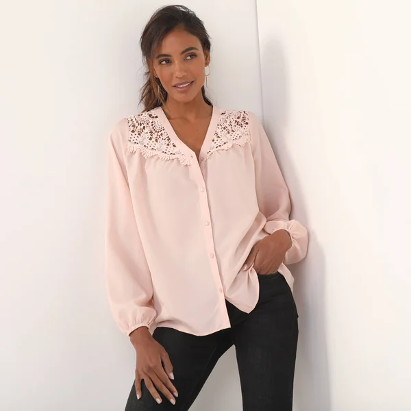 Chemisier empiècement macramé écailles, manches blousantes, rose poudré
