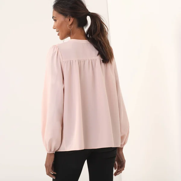 Chemisier empiècement macramé écailles, manches blousantes, rose poudré