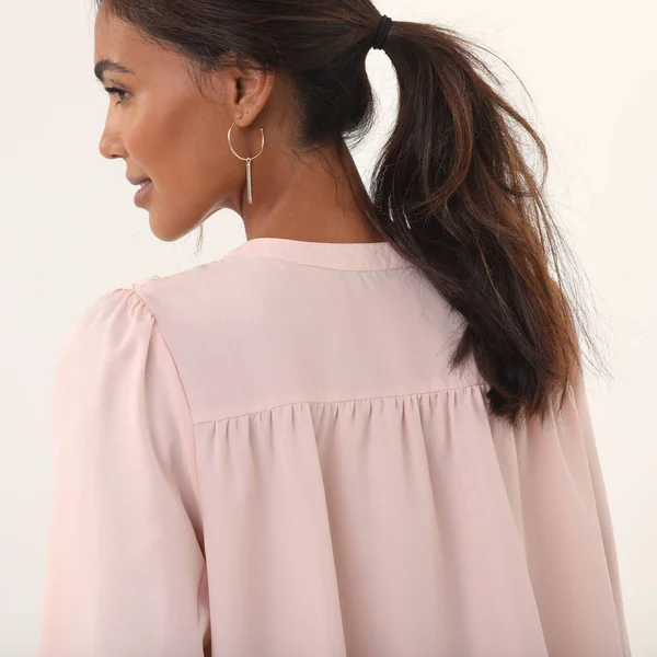 Chemisier empiècement macramé écailles, manches blousantes, rose poudré