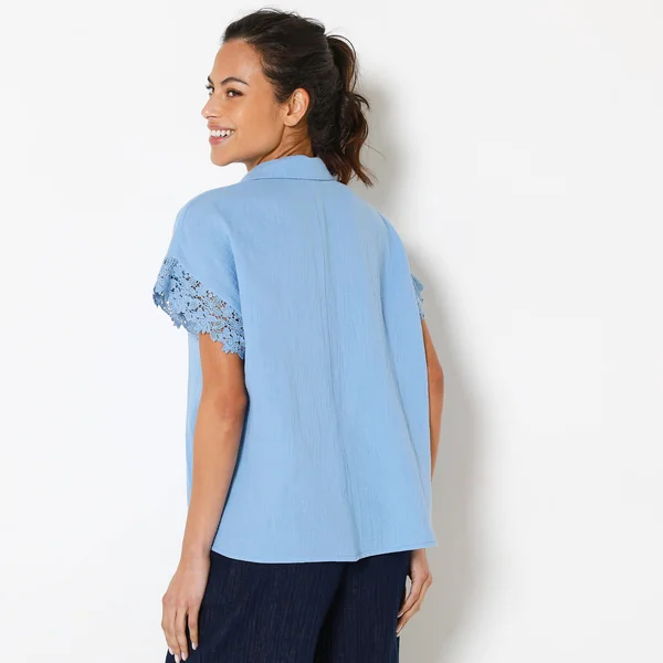 Chemisier manches courtes à détail macramé, gaze de coton, bleu clair