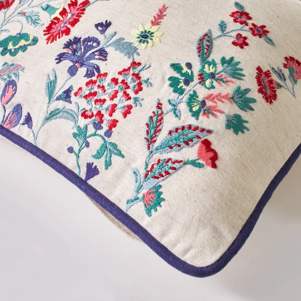Coussin brodé fleurs Folk, naturel / multicolore
