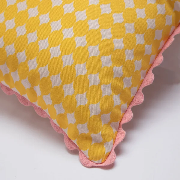 Coussin imprimé bicolore galon écailles, jaune / blanc