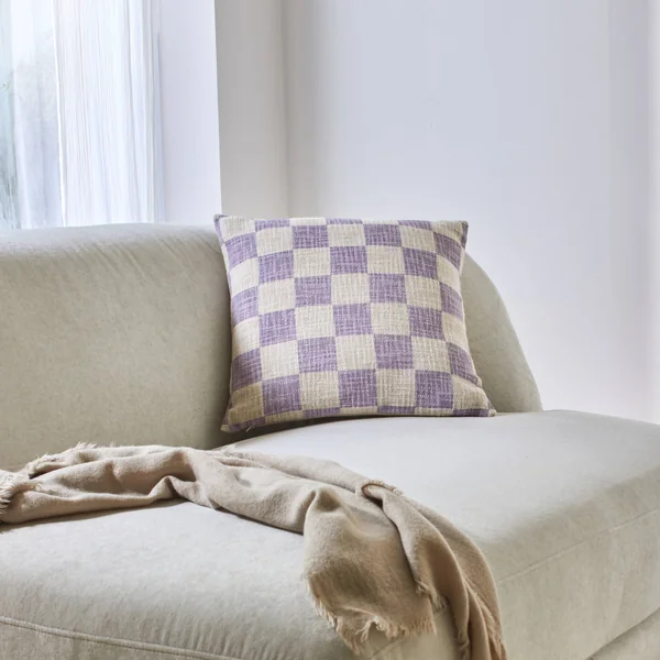 Coussin imprimé damier texturé, écru / parme