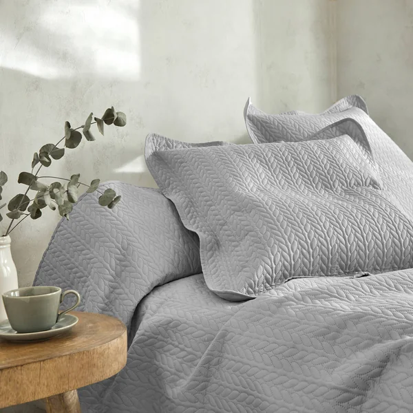 Couvre-lit matelassé microfibre motif géométrique, gris perle