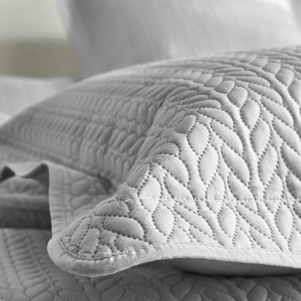 Couvre-lit matelassé microfibre motif géométrique, gris perle