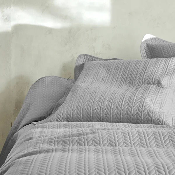 Couvre-lit matelassé microfibre motif géométrique, gris perle