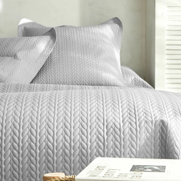 Couvre-lit matelassé microfibre motif géométrique, gris perle