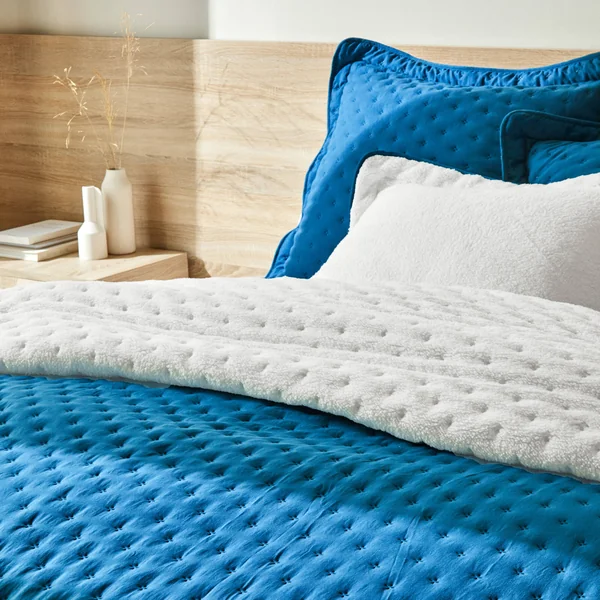 Couvre-lit réversible microfibre matelassée/sherpa, bleu paon