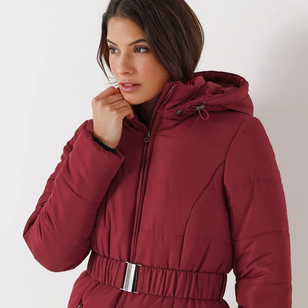 Doudoune courte ceinturée, rouge foncé