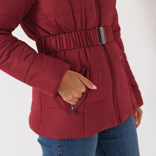Doudoune courte ceinturée, rouge foncé