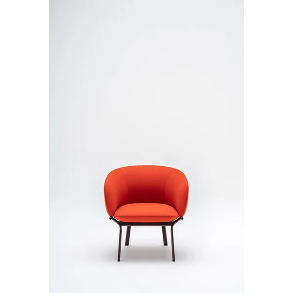 Fauteuil moderne piétement métal bordeaux et assise en tissu rouge Antoine