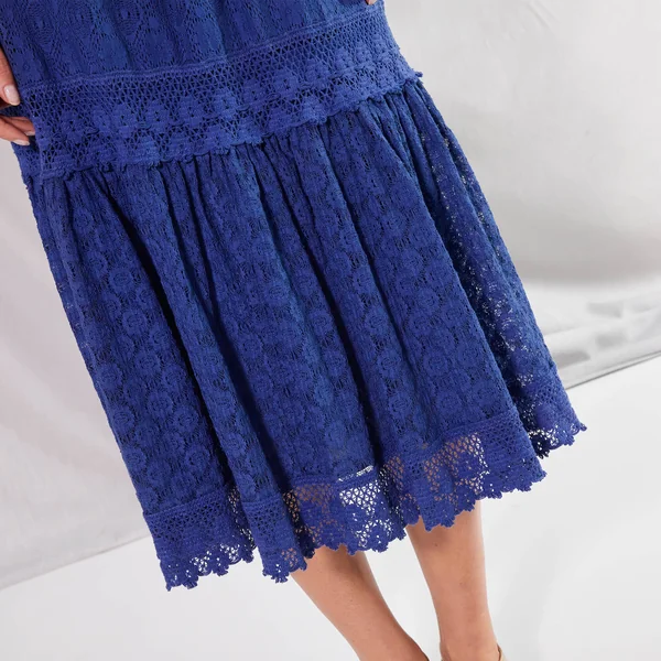 Jupe mi-longue, dentelle et macramé, bleu