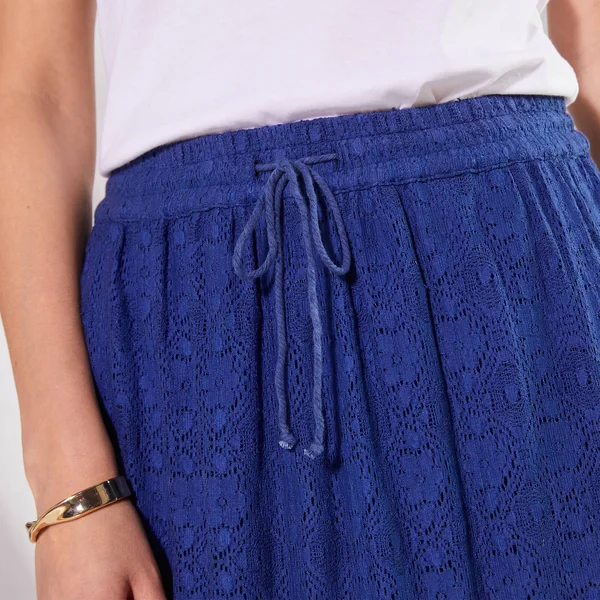 Jupe mi-longue, dentelle et macramé, bleu
