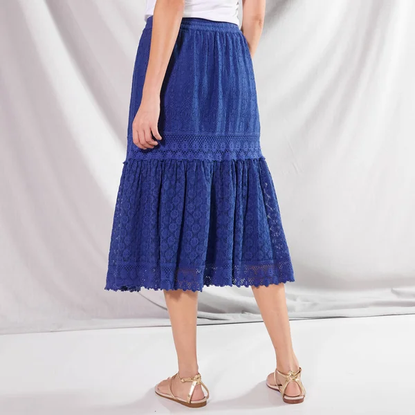 Jupe mi-longue, dentelle et macramé, bleu