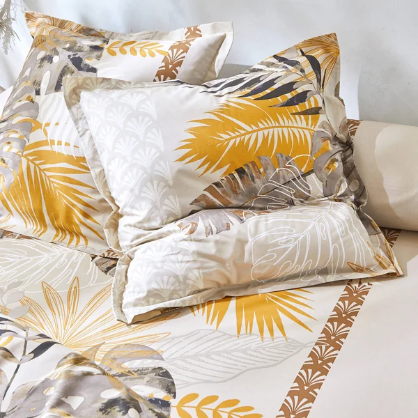 Linge de lit Cayenne en coton imprimé feuilles de palmiers, beige