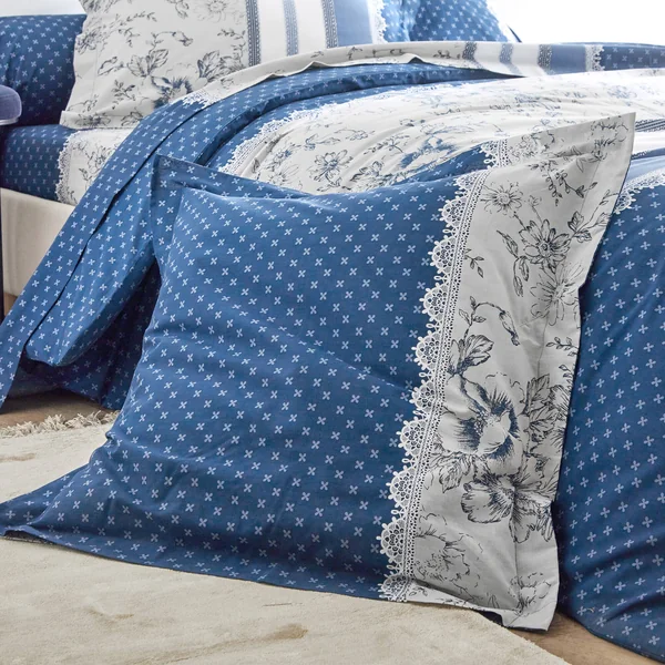 Linge de lit Gabrielle en coton imprimé pois, fleurs et dentelle, bleu marine