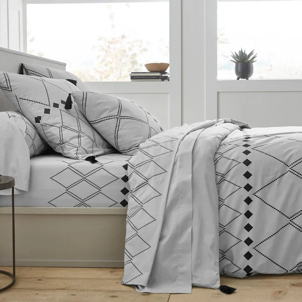 Linge de lit Massaï coton à motifs graphiques et finitions pompons, gris