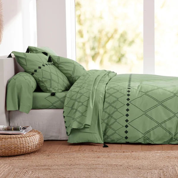 Linge de lit Massaï coton à motifs graphiques et finitions pompons, vert olive