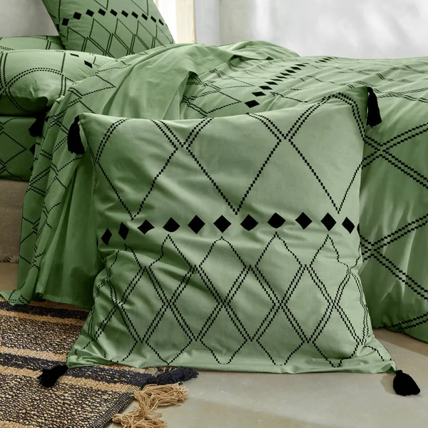Linge de lit Massaï coton à motifs graphiques et finitions pompons, vert olive