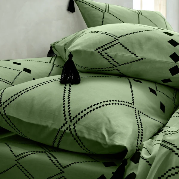 Linge de lit Massaï coton à motifs graphiques et finitions pompons, vert olive